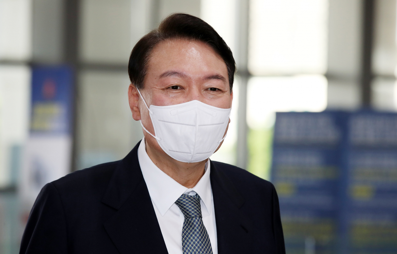 윤석열 대통령이 25일 오전 서울 용산 대통령실 청사로 출근하며 취재진의 질문에 답하고 있다. [연합]