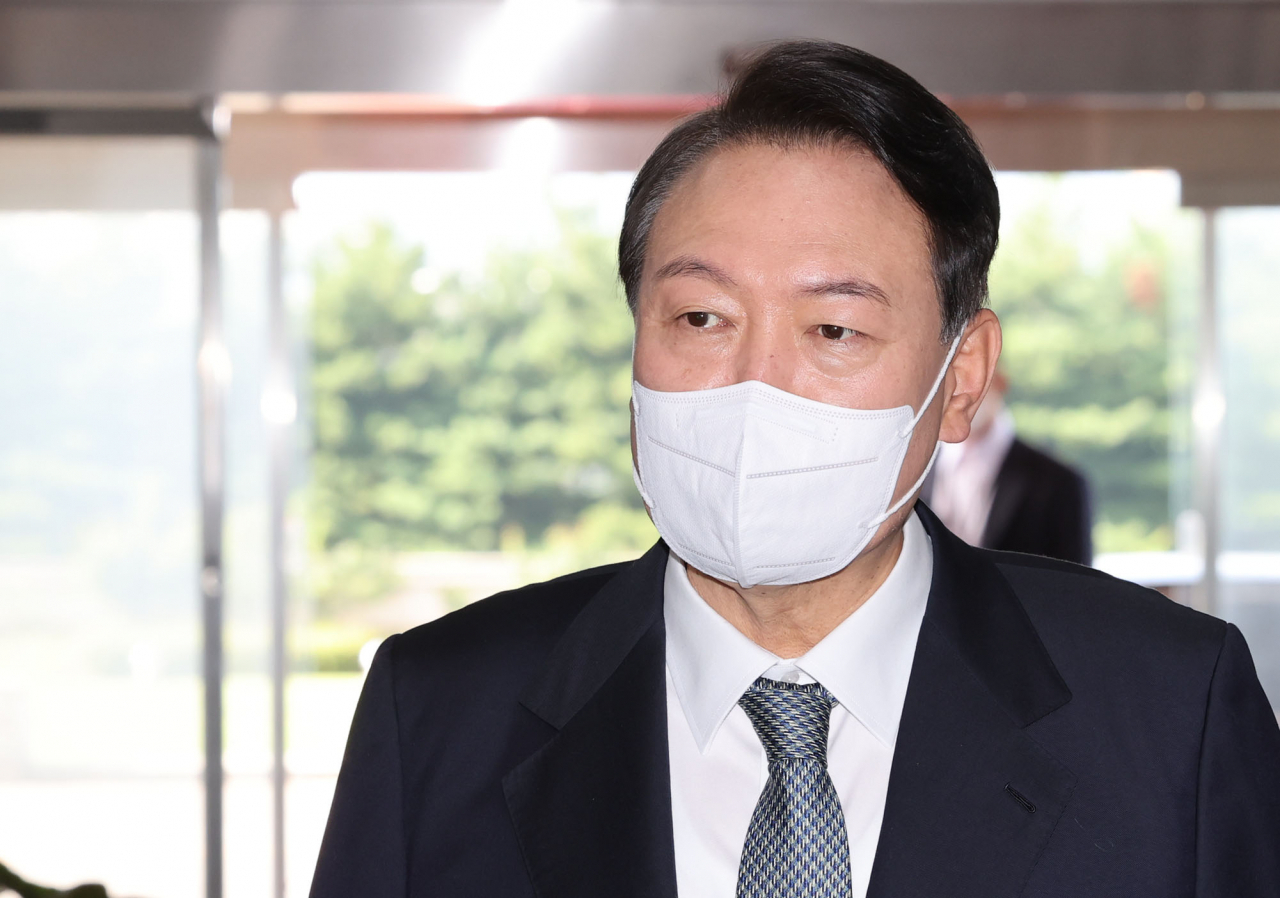 윤석열 대통령이 25일 오전 서울 용산 대통령실 청사로 출근하며 취재진의 질문에 답하고 있다. [연합]