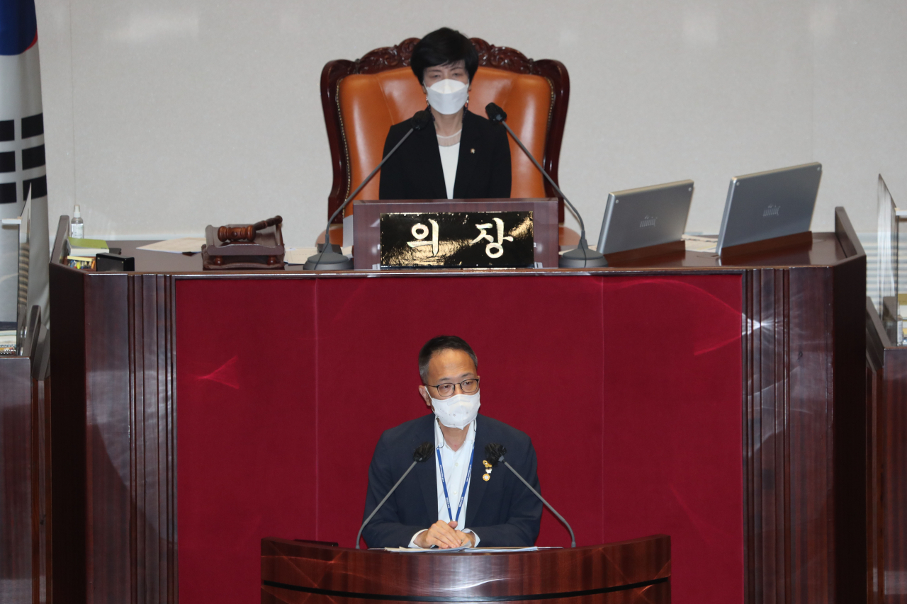 25일 오후 서울 여의도 국회 본회의장에서 열린 정치·외교·통일·안보 분야 대정부질문에서 더불어민주당 박주민 의원이 발언을 하고 있다. [연합]