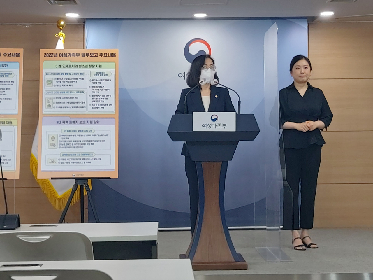 김현숙 여성가족부 장관이 25일 오전 정부서울청사에서 진행된 업무보고 사전 브리핑에서 취재진을 향해 발언하고 있다. 김희량 기자