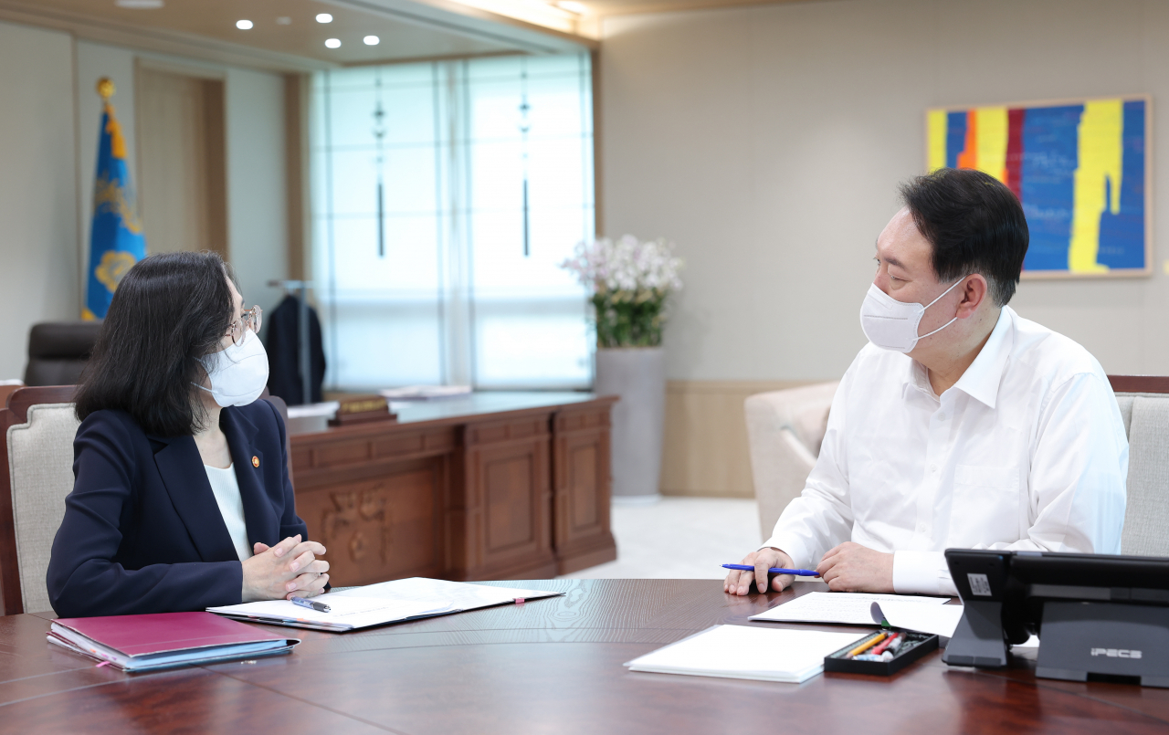 윤석열 대통령이 25일 서울 용산 대통령실 청사 집무실에서 김현숙 여성가족부 장관으로부터 부처 업무보고를 받고 있다. [연합]