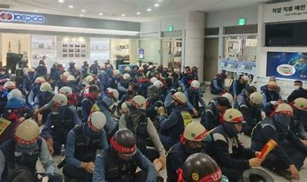 노조원들이 한전 광주전남지역본부 점거농성을 하고 있다.[인터넷캡쳐]
