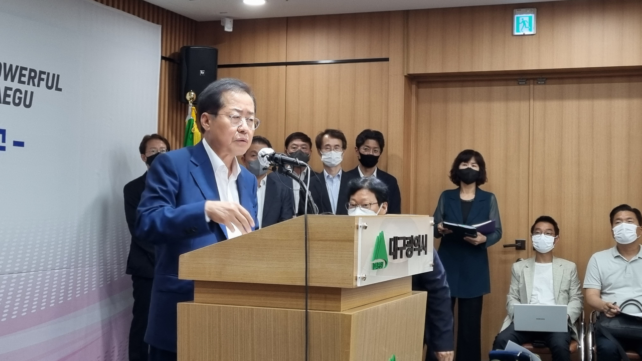 홍준표 대구시장이 지난 5일 대구시청 동인동 청사에서 열린 기자회견에서 기자들의 질문에 답하고 있다.[사진=김병진 기자]