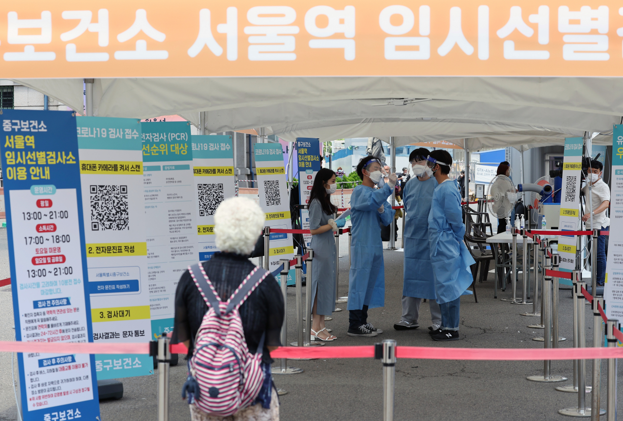 코로나19 재확산으로 25일 오후 다시 문을 연 서울 중구 서울역 임시선별검사소에서 의료진이 검사를 준비하고 있다. [연합]