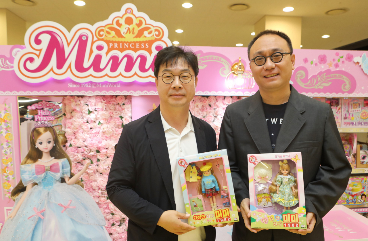 미미월드 40주년을 기념하는 김보경 롯데마트 상무와 이종열 미미월드 대표가 롯데마트 수원점 토이저러스에서 기념촬영을 하고 있다.[롯데마트 제공]
