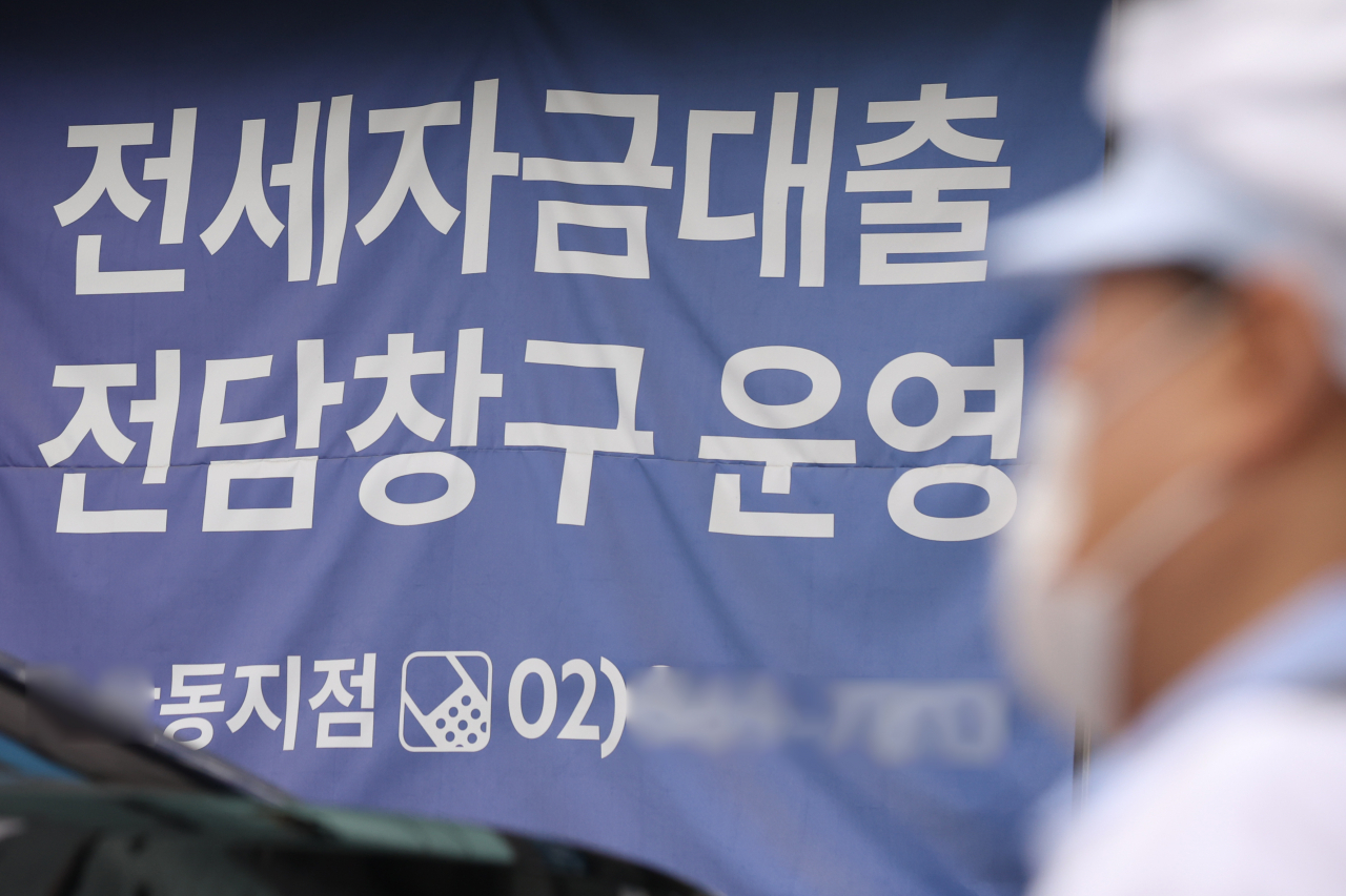 전세계적 인플레이션, 미국 금리인상 등 대외리스크 여파가 취약차주부터 직접적인 영향을 미치고 있다. 우리나라 기준 금리 인상 속도가 올라가면 고정 수입이 없는 청년층과 소상공인 채권부터 연쇄적으로 부도가 일어날 수 있다. 코로나19 확진자 증가, 고물가로 인한 소비 회복세 위축, 경기둔화 우려 등 휘청이는 실물경제도 이같은 현상을 가속화할 가능성이 크다. 특히 수요 심리가 직접적인 영향을 미치는 소상공인 매출에 타격이 예상된다. 정부는 이에 변동형 금리 채권을 고정형 금리로 바꿔주고 일부 빚도 탕감해주겠다며 나섰지만, 재정 부담이 커지고 형평성 논란이 일어날 수 있다는 점에서 또다른 불안요인으로 대두하고 있다. 사진은 지난 24일 서울의 한 은행 앞 대출 관련 현수막. [연합]
