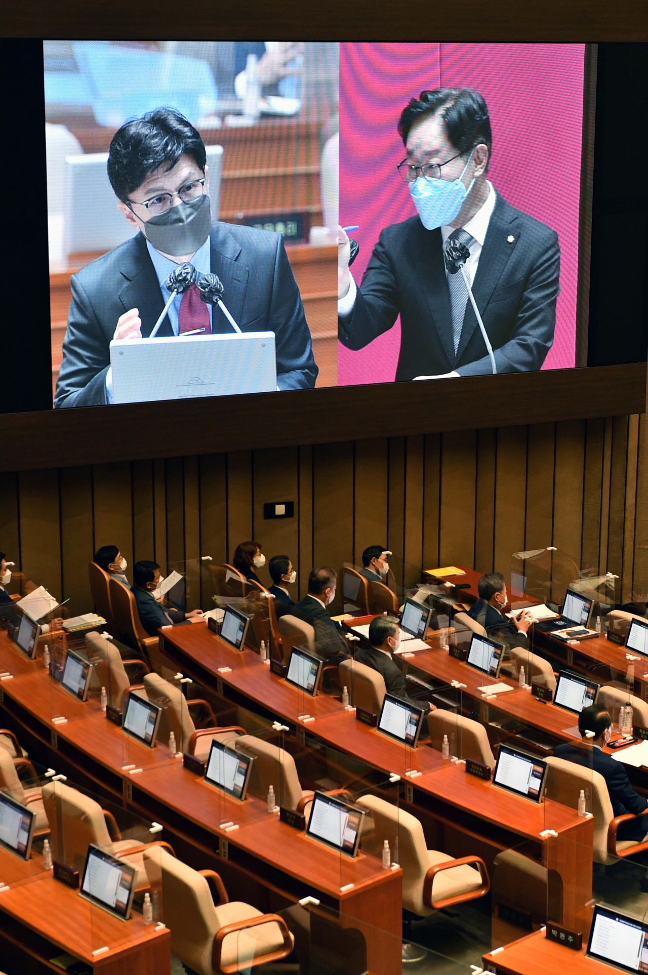 박범계 더불어민주당 의원이 25일 서울 여의도 국회 본회의장에서 열린 정치·외교·통일·안보 분야 대정부질문에서 한동훈 법무부 장관에게 질문하고 있다. [국회사진기자단]