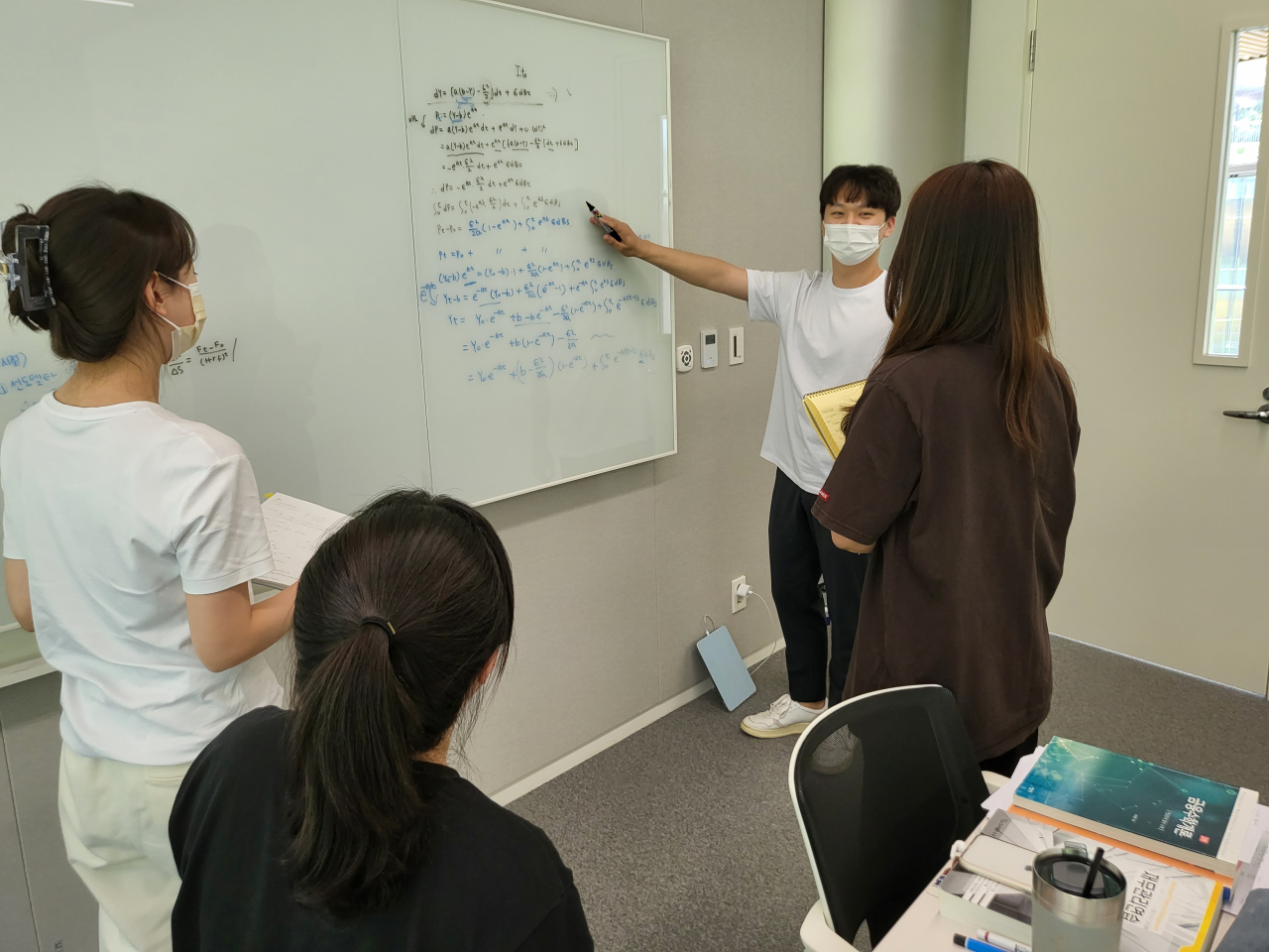 25일 오후, 한화생명 연수원 라이프파크(경기도 용인시)에서 보험계리사 2차 시험을 준비하는 한화생명 직원들이 공부에 매진하고 있다.