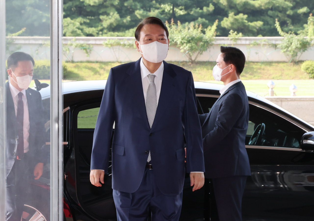 윤석열 대통령이 26일 오전 서울 용산 대통령실 청사로 출근하고 있다. [연합]