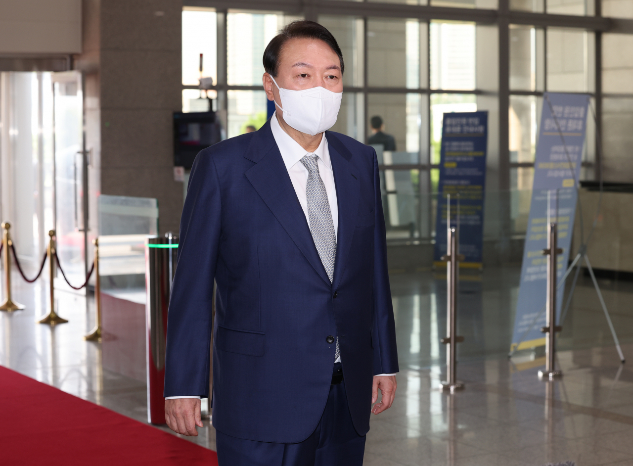 윤석열 대통령이 26일 오전 서울 용산 대통령실 청사로 출근하며 취재진의 질문에 답하고 있다. [연합]