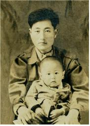 국가보훈처가 ‘추모의 벽’ 준공식을 하루 앞둔 26일(현지시간) 유가족 추모행사를 개최하는 가운데 고 한상순 참전용사의 아들 한신희 씨가 한국 국적 카투사 전사자 유가족으로 참석한다. 한 씨가 1953년 1월 휴가 나온 부친과 함께 찍은 사진. [국가보훈처 제공]