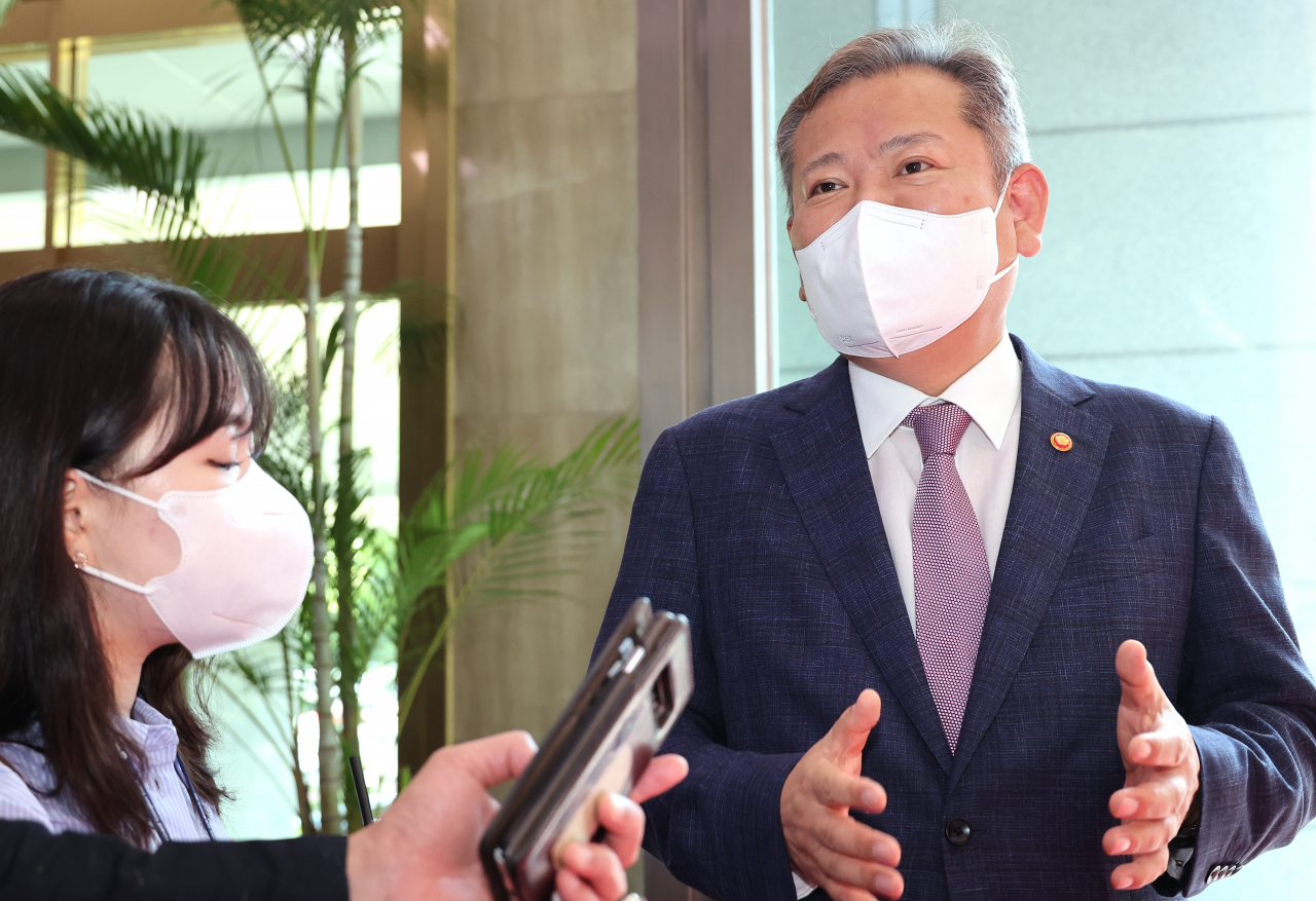 행안부 및 경찰 지휘부와 일선 경찰의 갈등이 걷잡을 수 없이 확산되고 있는 가운데 이상민 행정안전부 장관이 26일 오전 정부서울청사에 출근하며 연합뉴스 취재진의 질문에 답하고 있다. [연합]