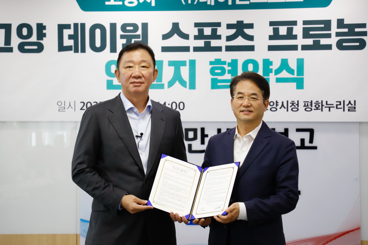 허재 데이원 농구단 대표(왼쪽)와 이동환 고양시장./데이원 제공