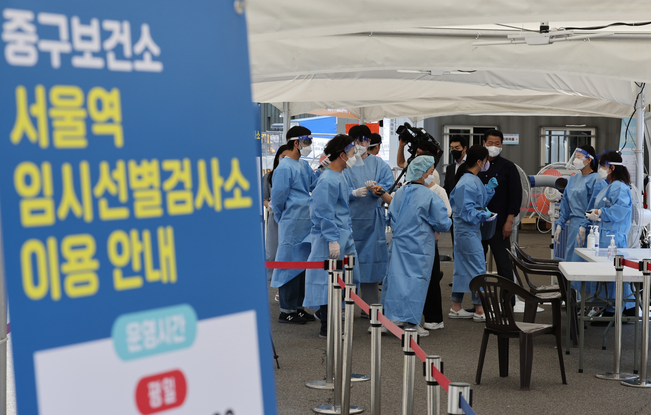 코로나19 재확산으로 25일 오후 다시 문을 연 서울 중구 서울역 임시선별검사소에서 의료진이 검사를 준비하고 있다. [연합]