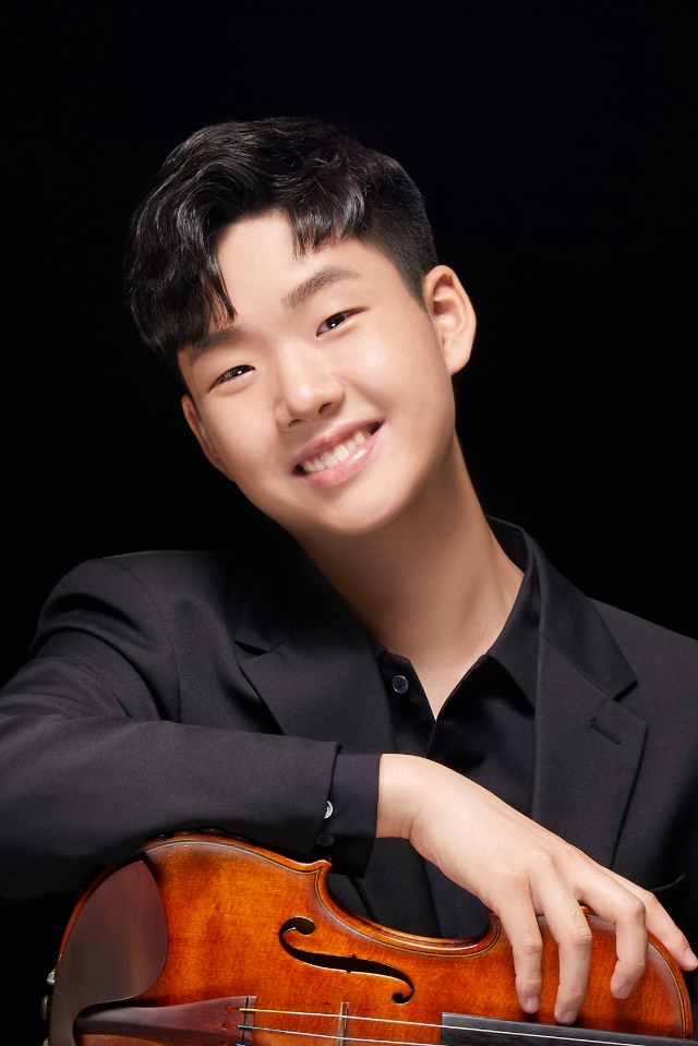 열한 살에 바이올린을 시작한 공민배 군은 바이올리니스트로의 꿈을 키우며, 매일 4~5시간씩 연습 시간을 갖고 있다.