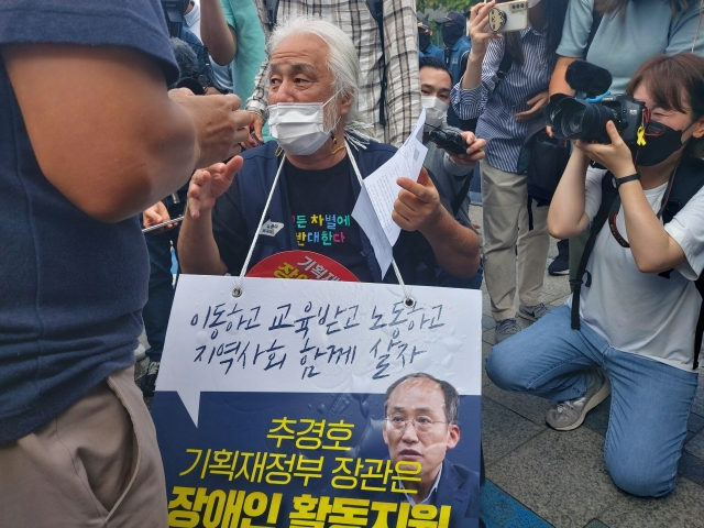 이달 25일 서울 종로경찰서에 자진 출석했던 박경석 전국장애인차별철폐연대 상임공동대표가 장애인편의시설 미비를 이유로 조사를 거부한 뒤 돌아가면서 종로서 앞에서 취재진에게 이야기하고 있다. 김희량 기자