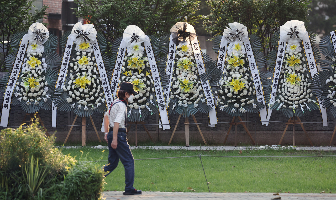 26일 서울 서대문구 미근동 경찰청 맞은편에 경찰국 신설을 반대하는 근조 화환이 세워져 있다. [연합]