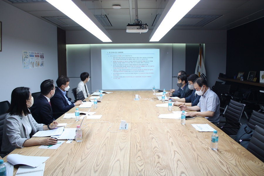 지난 25일 열린 서현에너지포럼에서 백철우 덕성여대 교수가 발제를 진행하고 있다.[PKF서현회계법인]