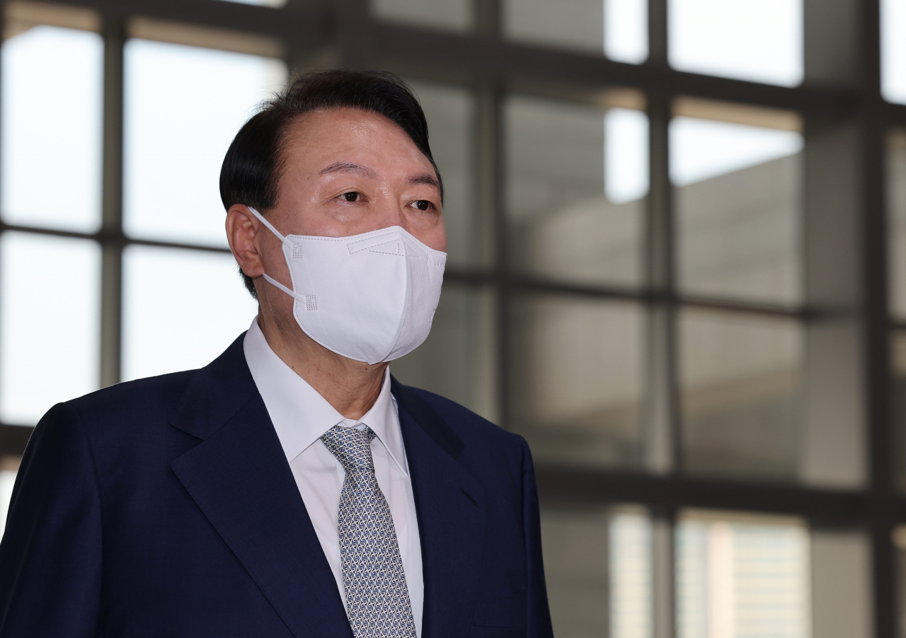 윤석열 대통령이 지난달 26일 오전 서울 용산 대통령실 청사로 출근하며 취재진 질문에 답하고 있다. [연합]