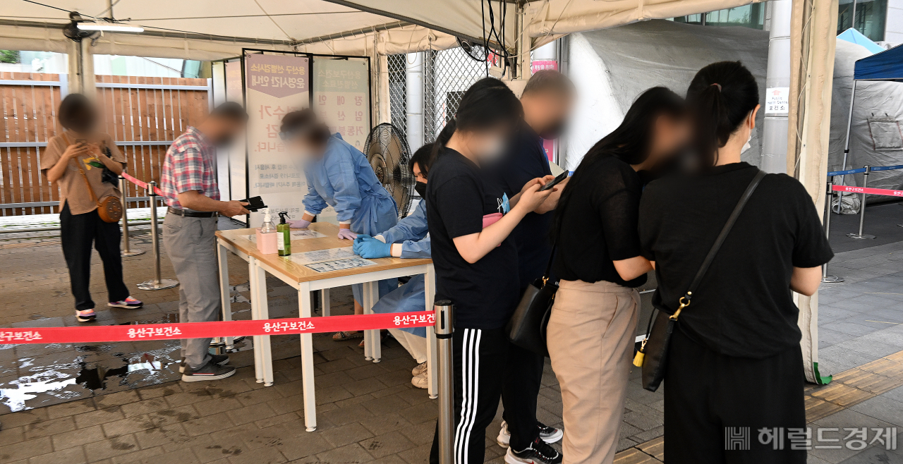 26일 0시 기준 기준 코로나19 신규확진자가 9만 9327명을 기록하며 석달만에 다시 10만 명에 육박하고 있다, 이날 서울 용산구보건소에서 코로나19 검사를 받기위해 선별진료소를 찾은 시민들이 검사를 받고 있다. 임세준 기자