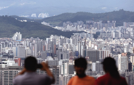 서울 남산에서 바라본 시내 아파트. [연합]