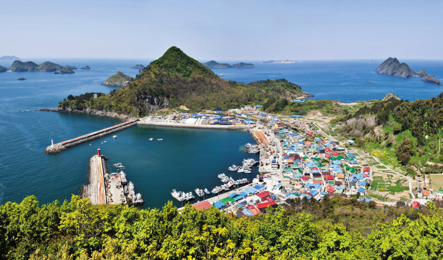 충청남도 보령시에 속한 70여개 섬 중 육지에서 가장 먼 보령 외연도 항구마을 모습. [한국관광공사 제공]
