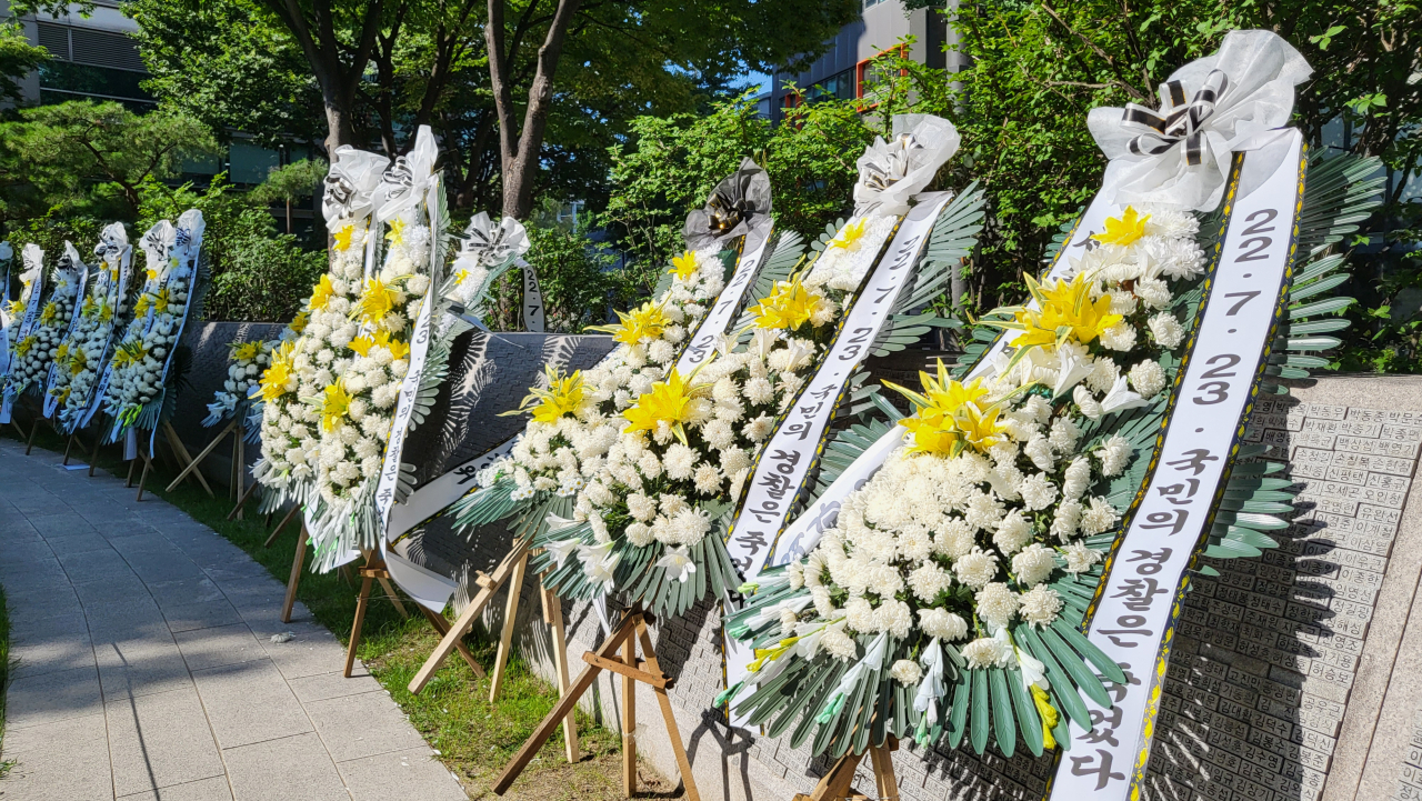 지난 25일 오후 서울 서대문구 미근동 경찰청 맞은편에 행정안전부 내 경찰국 신설에 반대해 ‘국민의 경찰은 죽었다’는 문구 등이 적힌 근조 화환이 세워져 있다. 강승연 기자