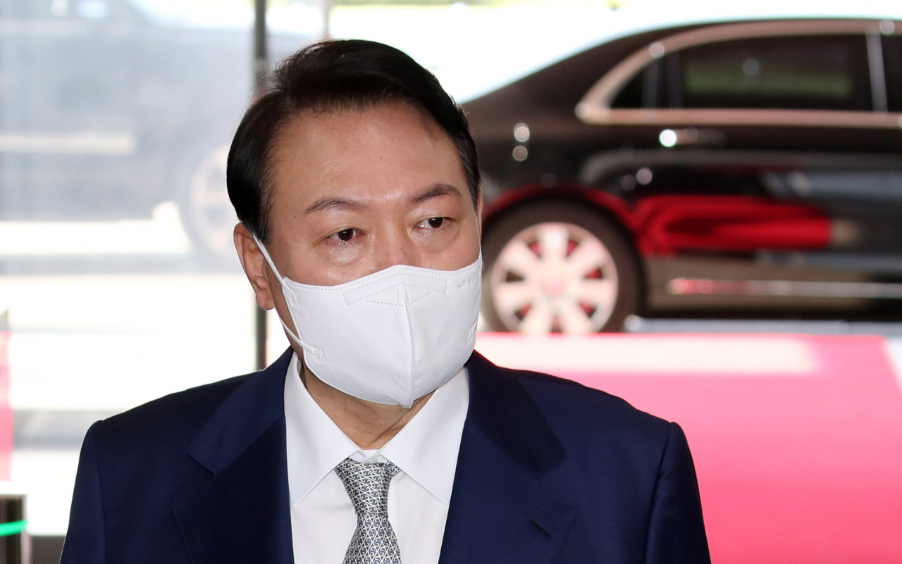 윤석열 대통령이 26일 오전 서울 용산 대통령실 청사로 출근하며 취재진의 질문에 답하고 있다. [연합]