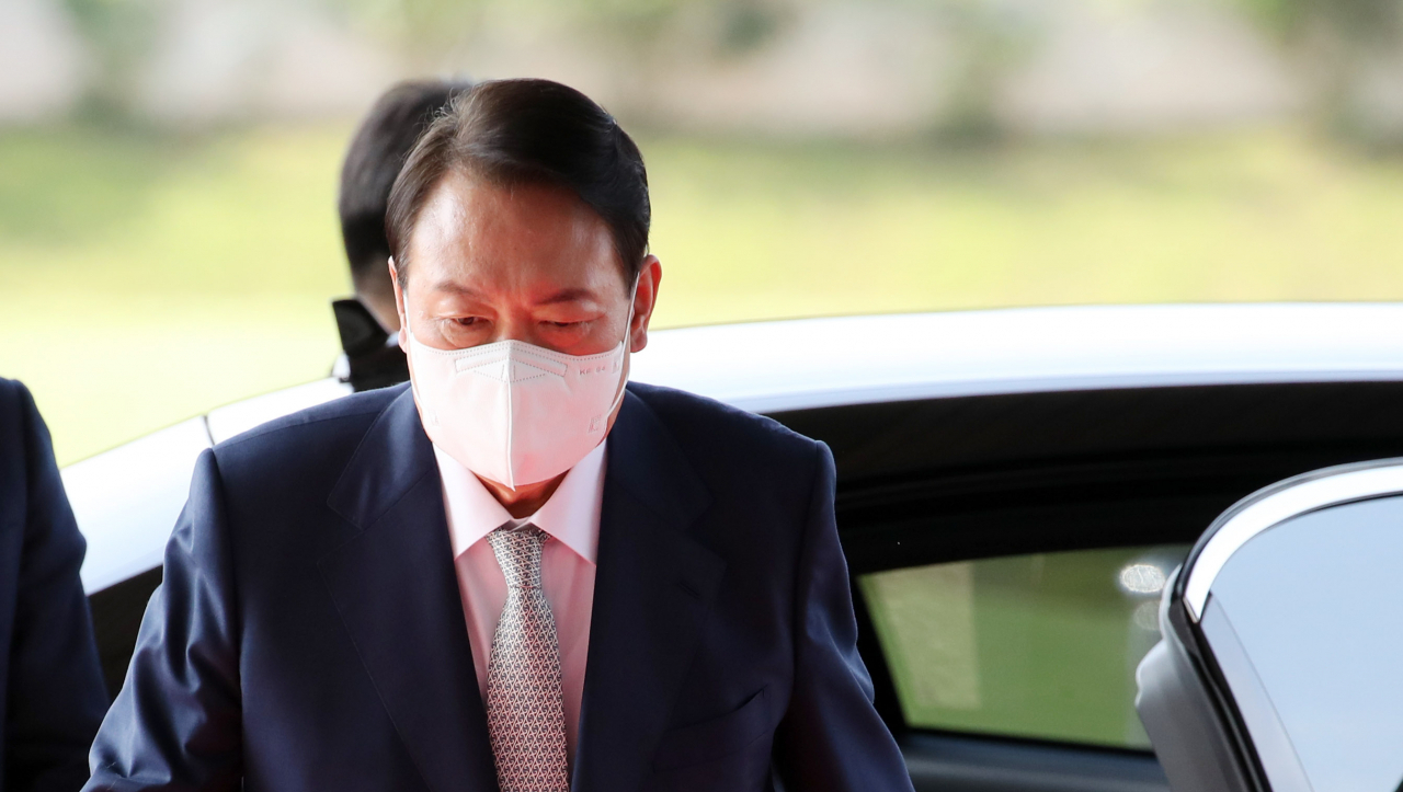 윤석열 대통령이 지난달 26일 오전 서울 용산 대통령실 청사로 출근하고 있다. [연합]