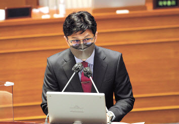 한동훈 법무부 장관이 지난 25일 오후 국회 본회의장에서 열린 정치·외교·통일·안보 분야 대정부질문에서 더불어민주당 박범계 의원의 질문에 답하고 있다. [연합]