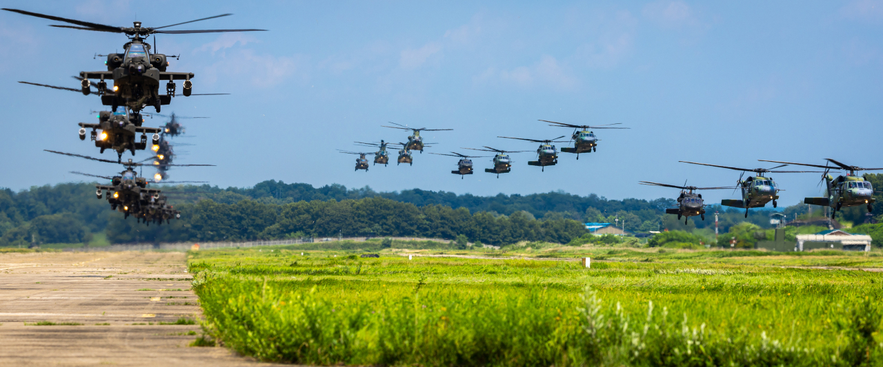 육군은 25일 오후 경기도 이천과 양평 일대에서 공격헬기 아파치 가디언(AH-64E)을 비롯해 기동헬기 시누크(CH-47D), 블랙호크(UH-60P) 등 육군항공 핵심전력을 대거 투입한 대규모 항공작전훈련을 실시했다. 아파치 가디언과 시누크, 블랙호크 헬기가 이천 육군항공사령부에서 동시 이륙하고 있다. [사진공동취재단]
