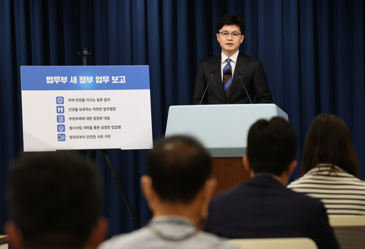 한동훈 법무부 장관이 26일 서울 용산 대통령실 청사 브리핑룸에서 윤석열 대통령에게 부처 업무보고를 한 뒤 업무보고 내용 등에 대해 브리핑하고 있다. [연합]