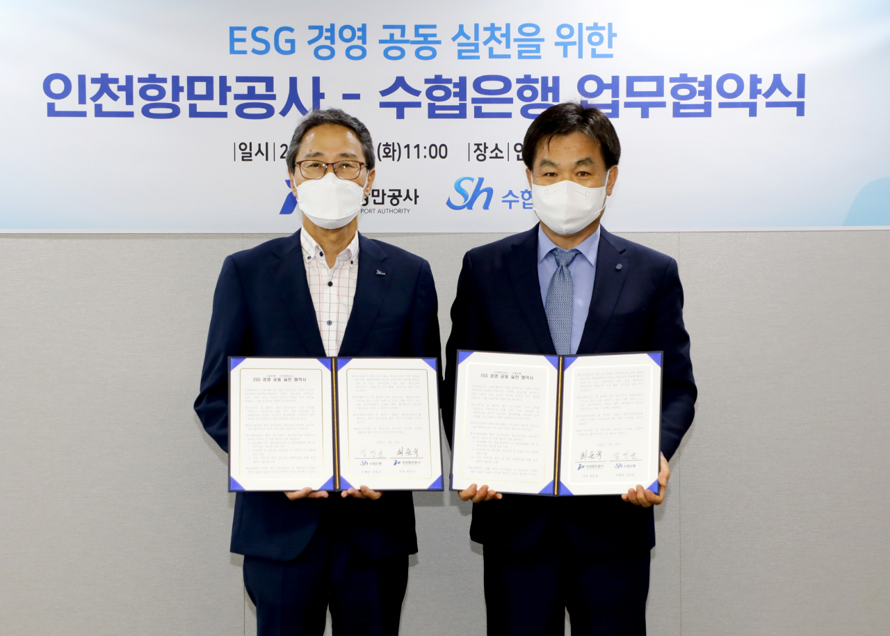 Sh수협은행은 26일 인천광역시 연수구 센트럴로 인천항만공사에서 해양환경보호 및 사회공헌활동 공동실천을 위한 ‘ESG 동반성장 업무협약’을 체결했다. 김진균(사진 오른쪽) Sh수협은행장과 최준욱 인천항만공사 사장이 기념촬영을 하고 있다.[Sh수협은행 제공]