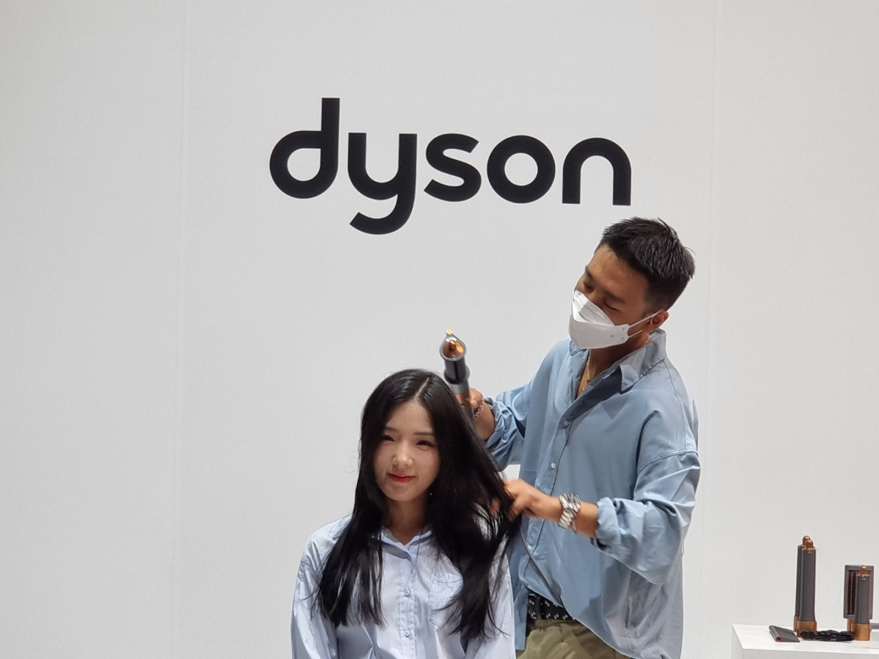 25일 오전 서울시 성수동에서 열린 ‘다이슨 에어랩 멀티 스타일러’의 론칭 행사에서 신제품 시연이 진행되고 있는 모습. 김지헌 기자