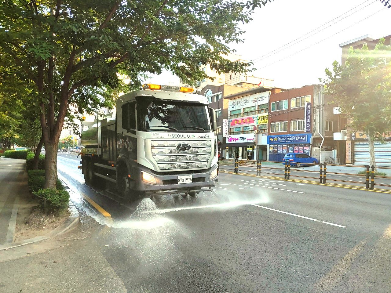 서울 은평구가 살수차를 동원, 폭염 피해 예방을 위해 도로 위에 물을 뿌리고 있다. [은평구 제공]