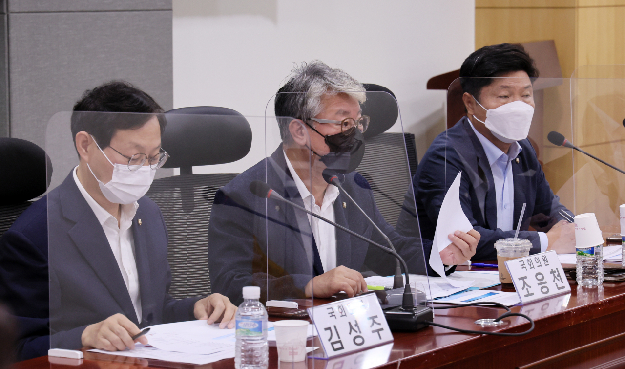 더불어민주당 조응천 의원이 26일 국회에서 열린 '민주당 반성과 혁신 연속토론회'에서 인사말을 하고 있다. [연합]