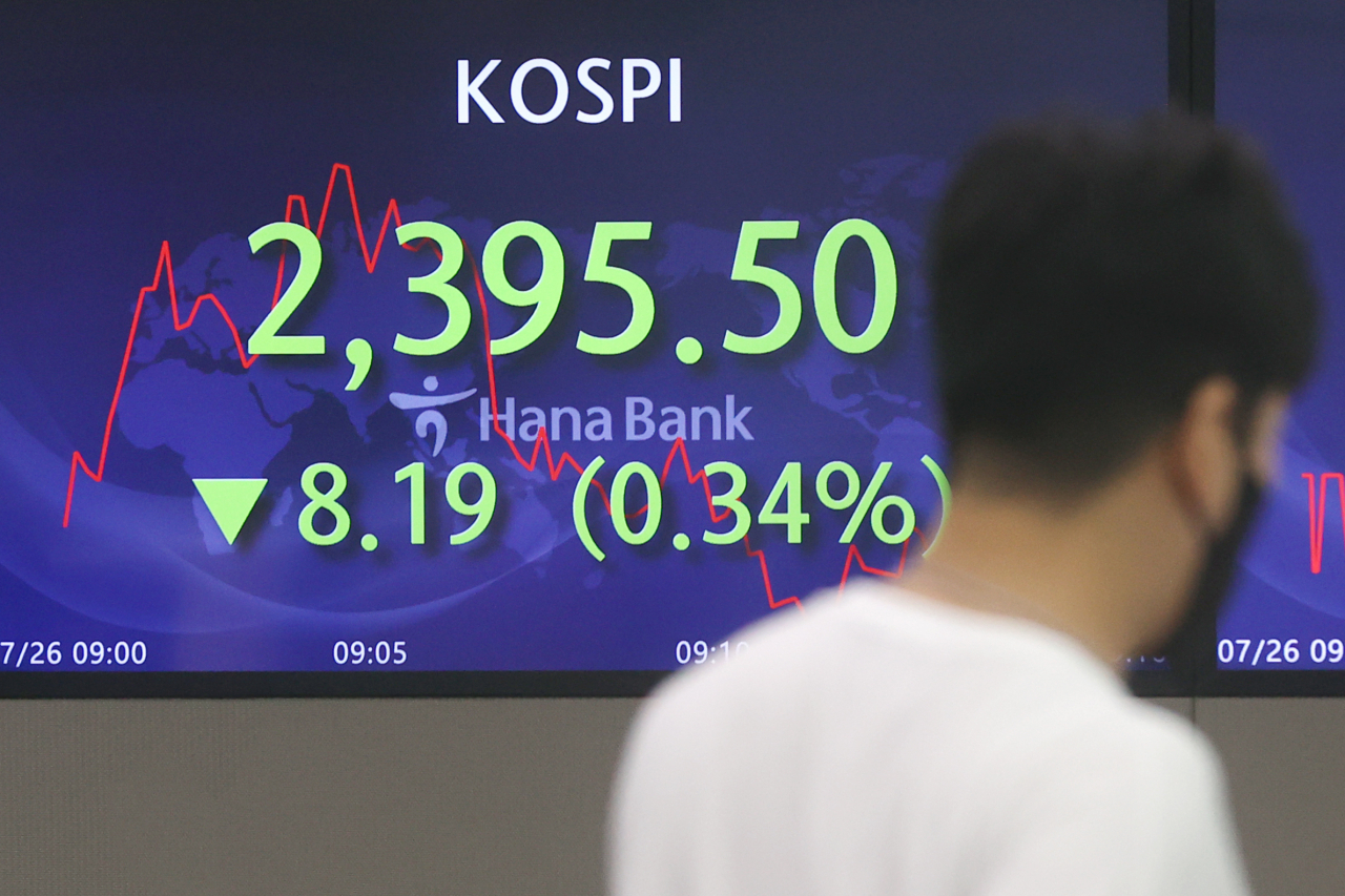 An electronic board showing the Korea Composite Stock Price Index (Kospi) at a dealing room of the Hana Bank headquarters in Seoul on Tuesday. (Yonhap)