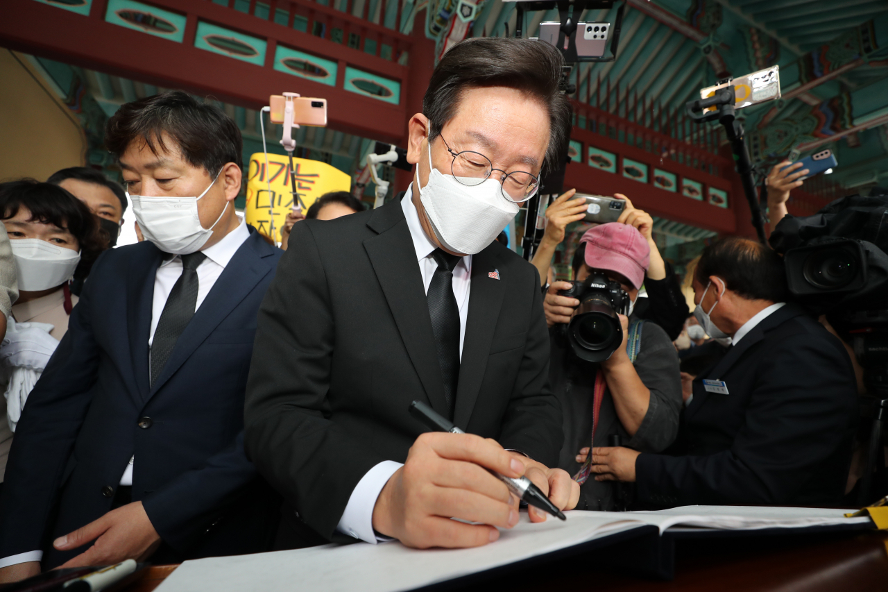 더불어민주당 유력 당권주자인 이재명 상임고문이 예비경선을 나흘 앞둔 24일 오후 광주 북구 운정동 국립5·18민주묘지를 찾아 방명록을 작성하고 있다. [연합]