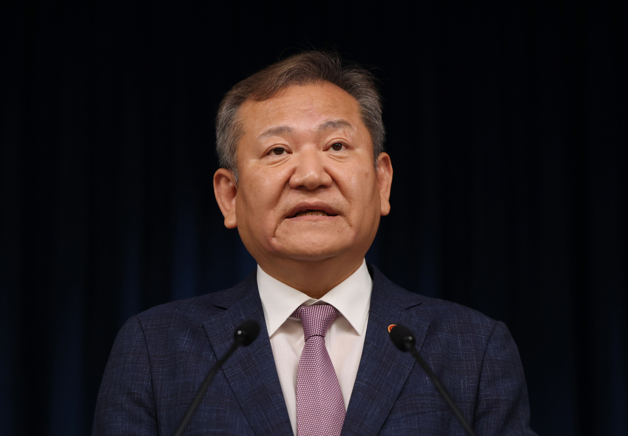 이상민 행정안전부 장관이 26일 오후 서울 용산 대통령실 청사 브리핑룸에서 윤석열 대통령에게 부처 업무보고를 한 뒤 업무보고 내용 등에 대해 브리핑하고 있다. [연합]