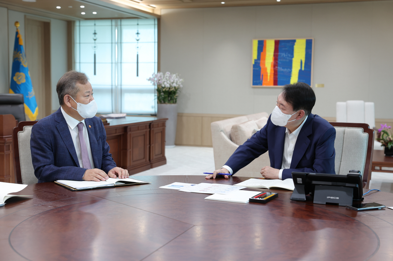 윤석열 대통령이 26일 오후 서울 용산 대통령실 청사에서 이상민 행정안전부 장관으로부터 부처 업무보고를 받고 있다. [연합]