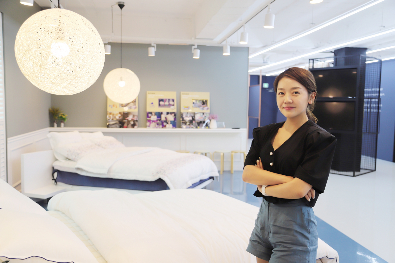 김지연 월드홈닥터 대표가 경기 안양에 위치한 본사 전시장에서 제품을 설명하고 있다. [월드홈닥터 제공]