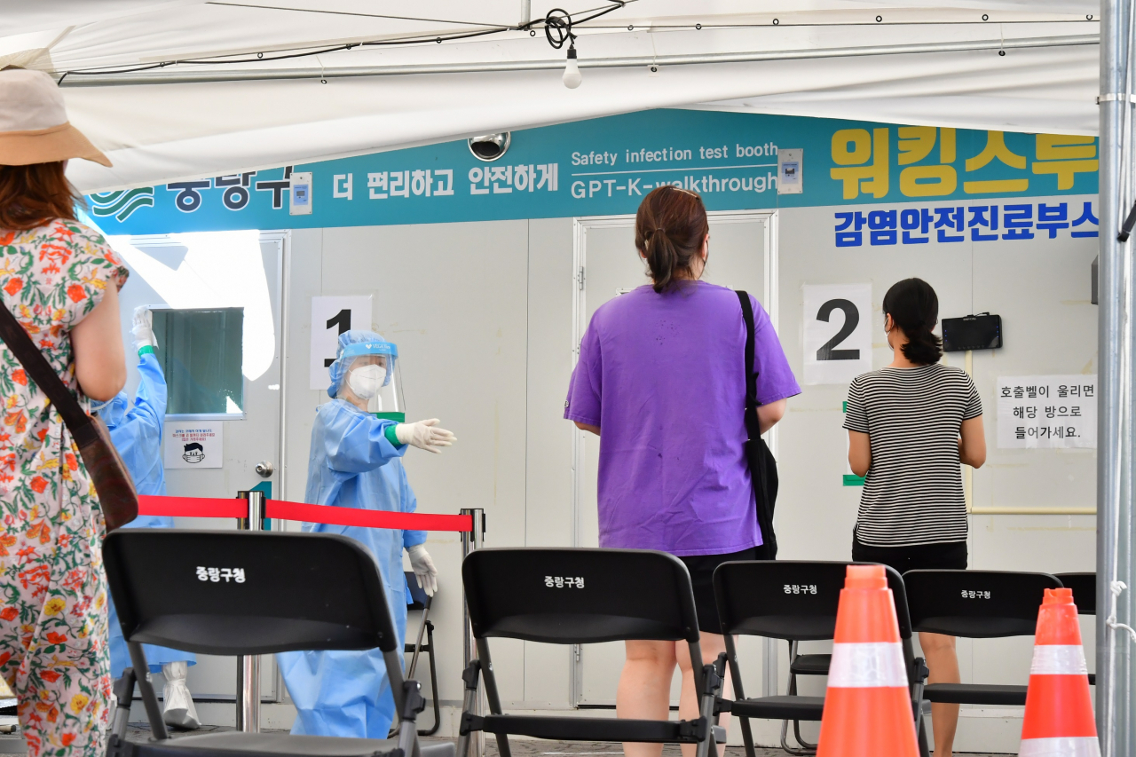 서울 중랑구 보건소에서 PCR 검사를 기다리고 있는 구민. [중랑구 제공]
