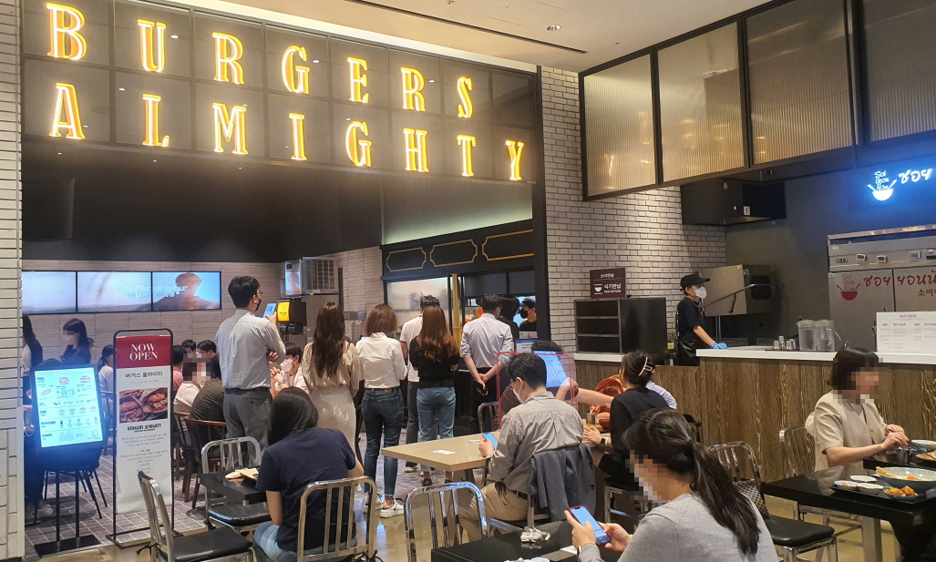 신세계백화점 본점 버거스올마이티 매장 전경. [신세계백화점 제공]