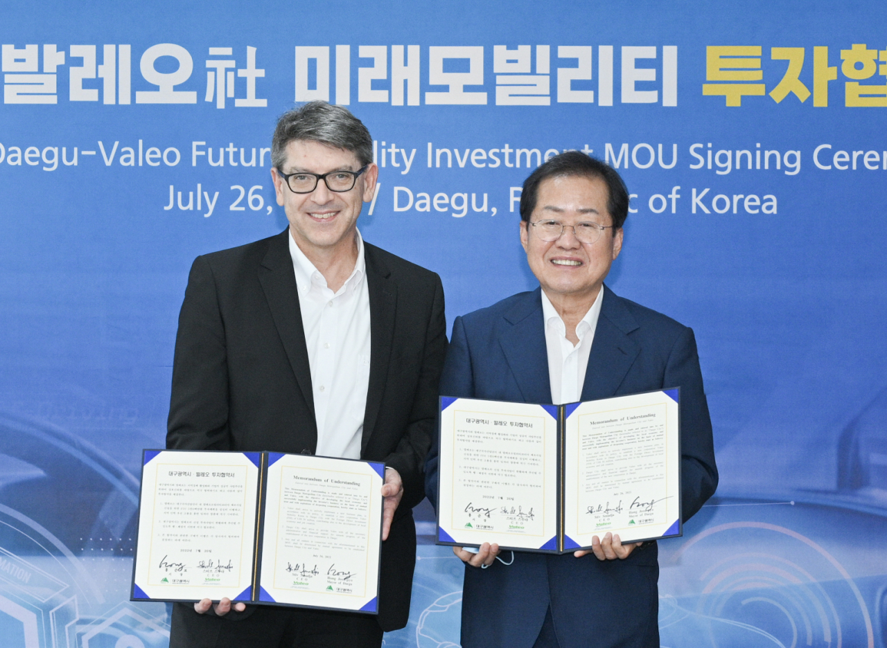홍준표 대구시장과 스티브 스무댜 발레오 ADAS사업본부 CEO가 2022년 7월6일 대구시청 산격동 청사에서 투자협약을 체결한 후 기념촬영을 하고 있다.[대구시 제공]