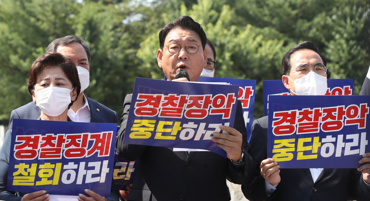 국회 행안위 야당 간사인 더불어민주당 김교흥(가운데) 의원이 26일 오전 서울 용산구 대통령 집무실 인근에서 열린 '윤석열 정권 경찰장악 규탄' 기자회견에서 발언하고 있다. [연합]