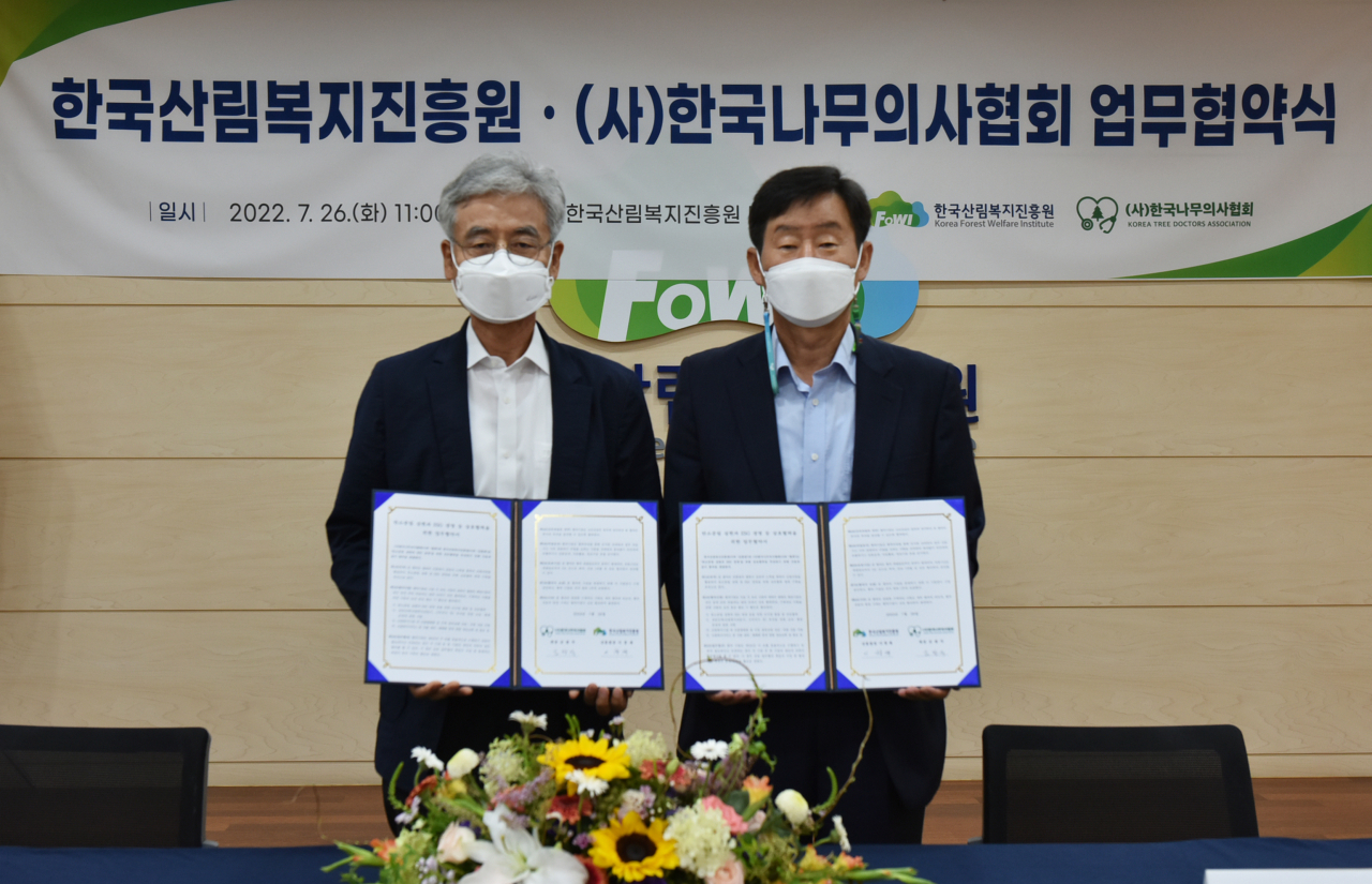 이창재(우측) 한국산림복지진흥원장이 지난 26일 대전 서구 한국산림복지진흥원 대회의실에서 김판석(좌측) (사)한국나무의사협회 협회장과 탄소중립 활동과 ESG 경영 상호협력을 위한 업무협약식의 기념촬영을 하고 있다.