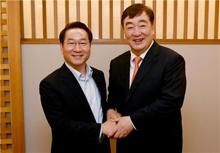 유정복 인천시장〈왼쪽〉이 26일 싱하이밍(邢海明) 주한 중국대사와 만나 오는 9월 송도국제도시에서 ‘제6회 인차이나 포럼 2022 국제콘퍼런스’를 한국(인천시)과 중국이 공동 개최하기로 합의했다.