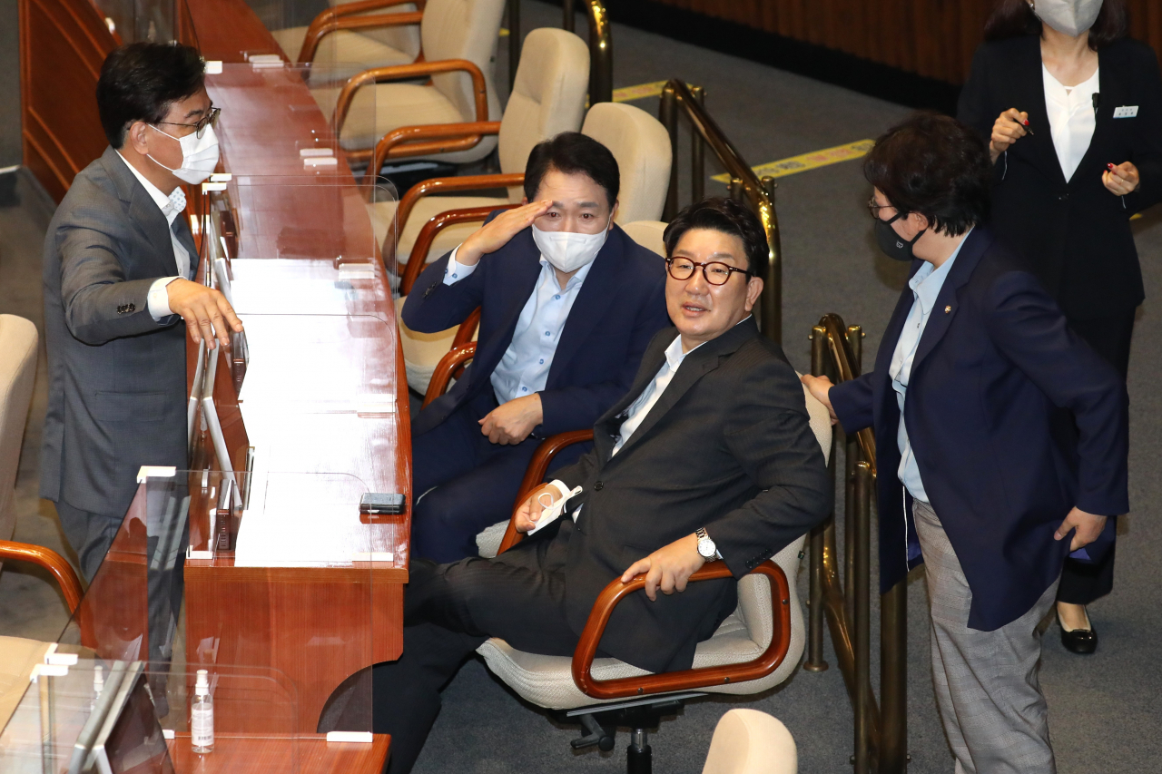 26일 오후 국회에서 열린 경제 분야 대정부질문에서 송언석(왼쪽부터) 원내수석부대표, 성일종 정책위의장, 권성동 당 대표 직무대행 겸 원내대표, 조수진 최고위원 등 국민의힘 지도부들이 대화하고 있다. [연합]