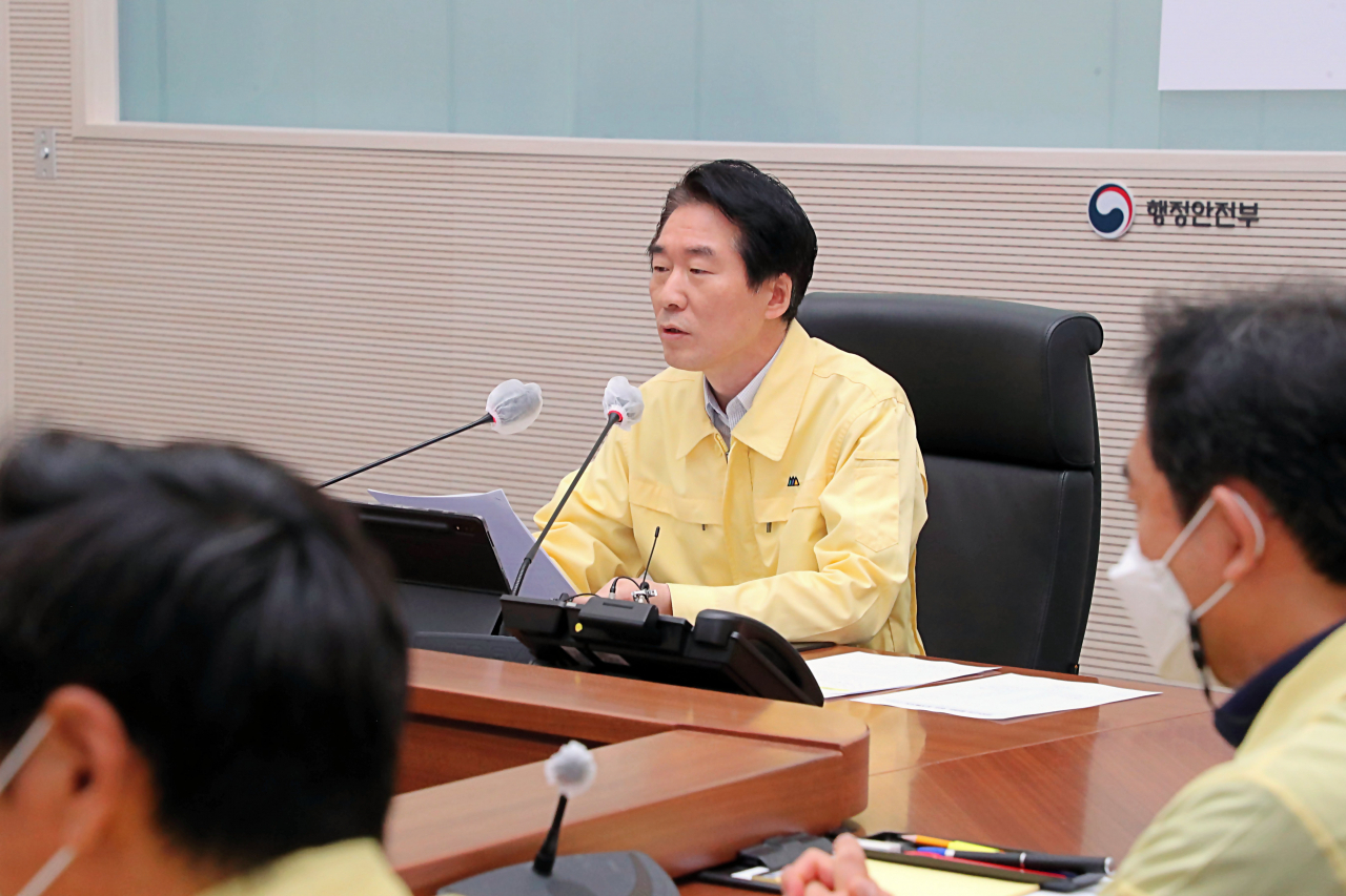 김성호 중대본 제2총괄조정관(행정안전부 재난안전관리본부장)이 27일 오전 세종시 정부세종2청사 중앙재난안전상황실에서 열린 코로나19 대응 중앙재난안전대책본부 회의를 주재하고 있다. [연합]