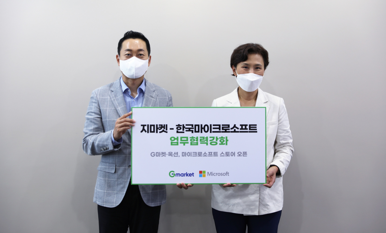 지난 26일 서울 강남구 지마켓 본사에서 마이크로소프트 공식 스토어 오픈을 기념해 전항일 지마켓 대표(왼쪽)와 이지은 한국마이크로소프트 대표가 기념촬영을 하고 있다. [지마켓 제공]